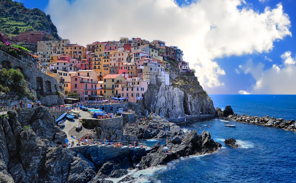 Vibrant houses perched on cliffs overlooking the sea in Manarola, Italy.